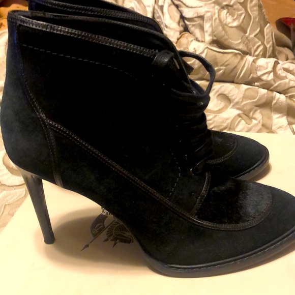 BEAUTIFUL Burberry Booties - Picture 3 of 7